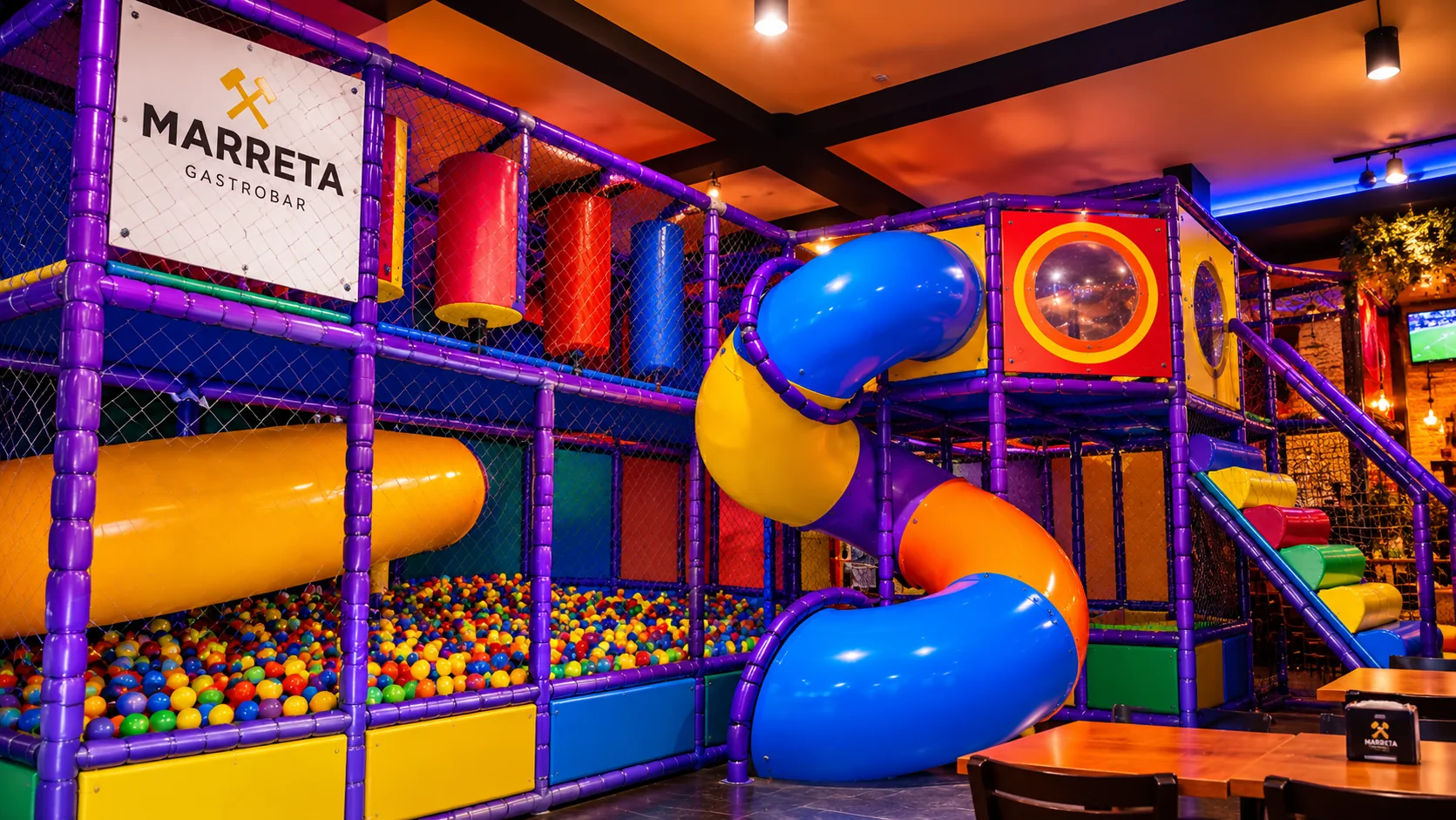 Espaço Kids colorido do Marreta Gastrobar